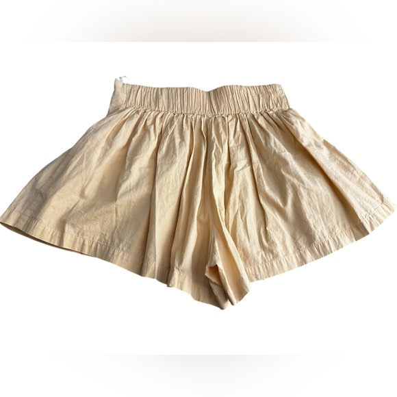 Free People Pants - Free People paper bag pull on shorts, women’s size large. Has pockets- cotton